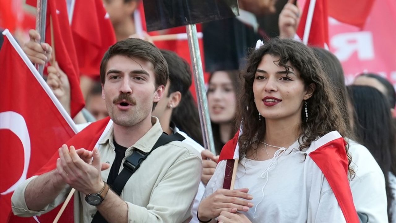 İstanbul'da 19 Mayıs 'Mustafa Kemal Yürüyüşü' Kutlandı