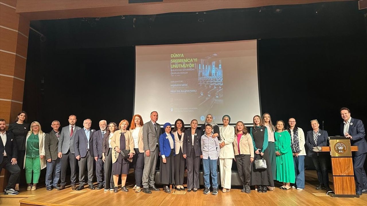 İstanbul'da 'Dünya Srebrenitsa'yı Unutmuyor' Paneli ve Sergisi Düzenlendi