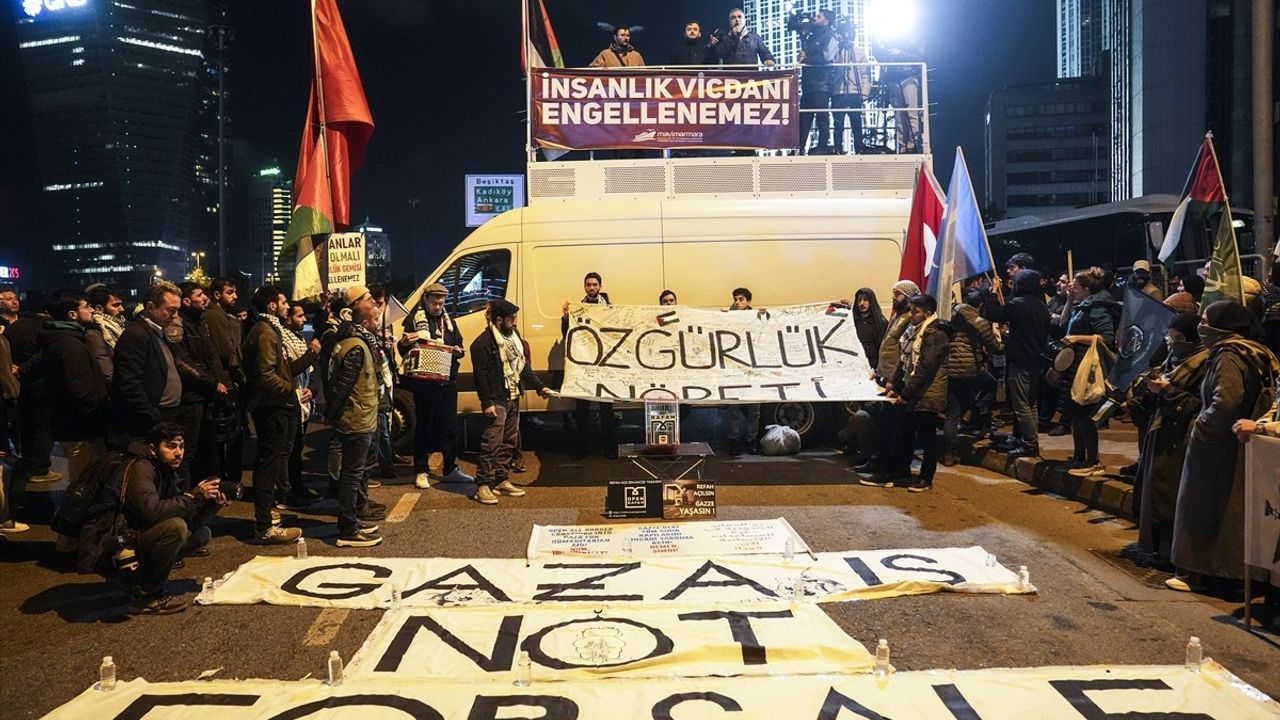 İstanbul'da Gazze Yardım Gemisine Saldırı Protestosu