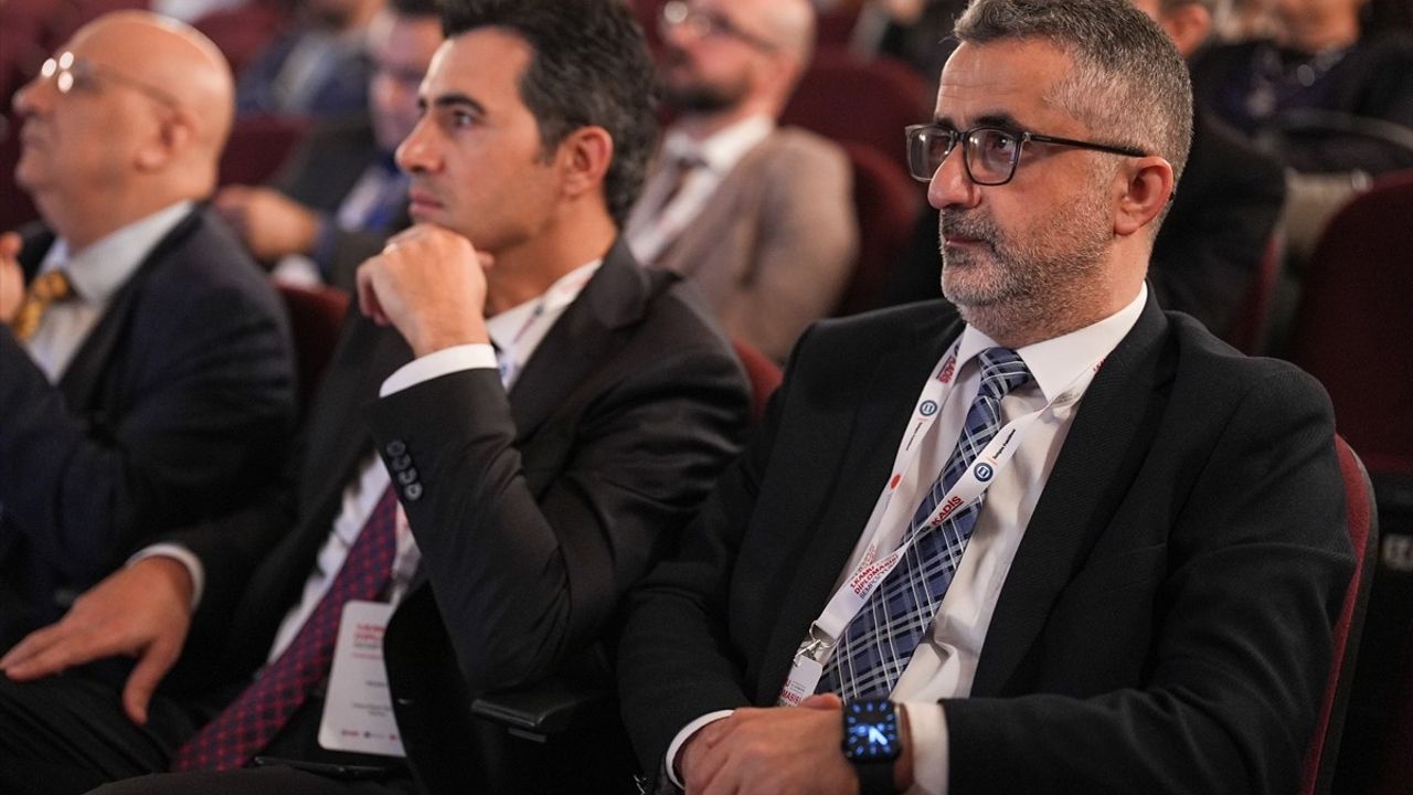 İstanbul'da Kamu Diplomasisi Sempozyumu Başladı