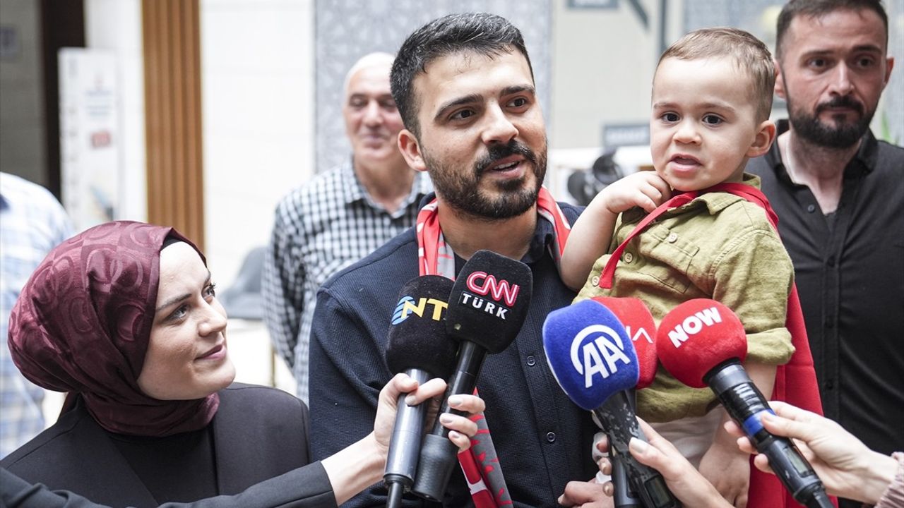 İstanbul'da Kanseri Yenen Çocuk İçin Duygu Dolu Balon Uçurma Etkinliği