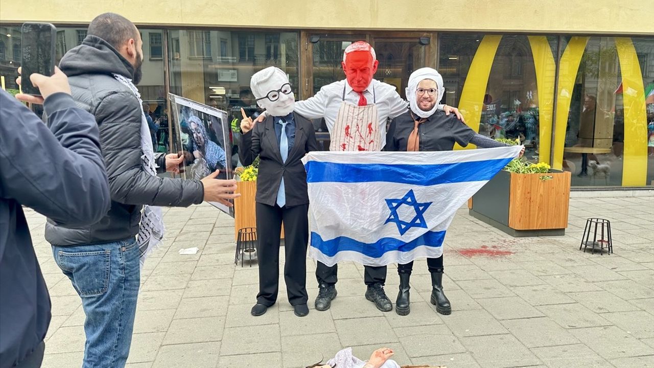 İsveç'te Gazze Saldırılarına Karşı 1 Mayıs Gösterisi