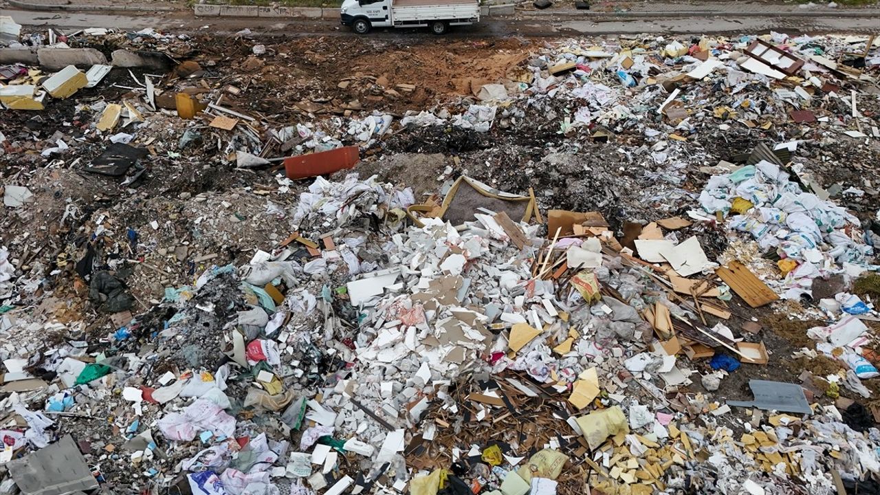 İzmir Buca'da Atık Yığınına Esnaf Tepkisi