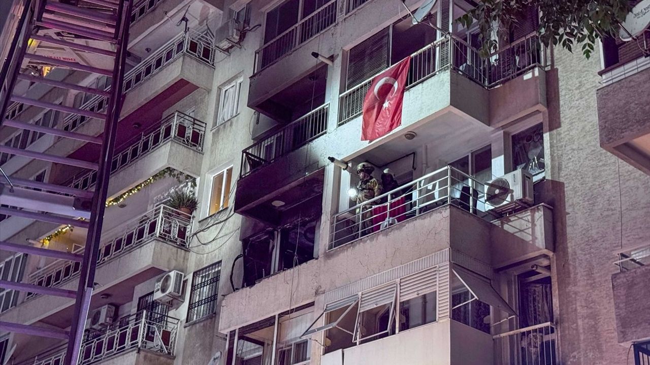 İzmir'de Apartman Patlaması: 4 Yaralı
