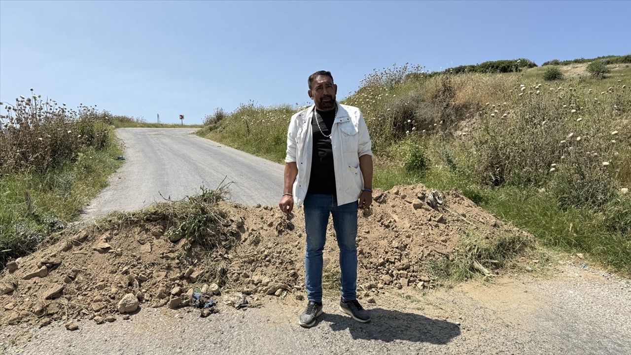 İzmir'de Arazi Üzerinden Geçen Yol Trafiğe Kapandı
