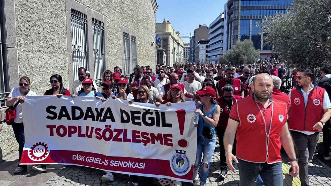 İzmir'de Büyükşehir Belediyesi İşçileri Grevde