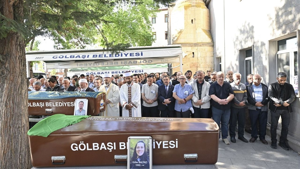 İzmir'de Dekoratif Beton Kemerin Yıkılması Sonucu Hayatını Kaybeden Doktor ve Eşinin Cenazesi Toprağa Verildi