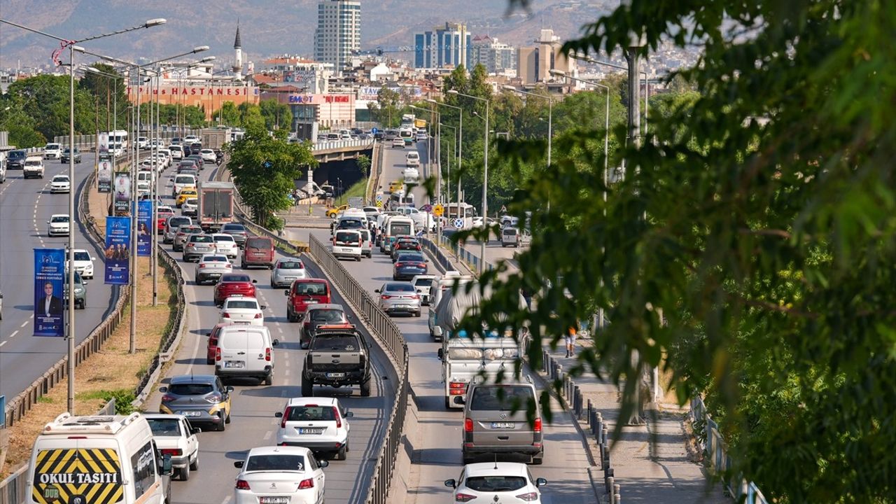 İzmir'de Grev Sebebiyle Hizmet Aksamaları Yaşanıyor