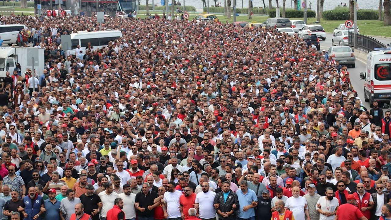 İzmir'de İşçiler Eşit Ücret İçin Grevde