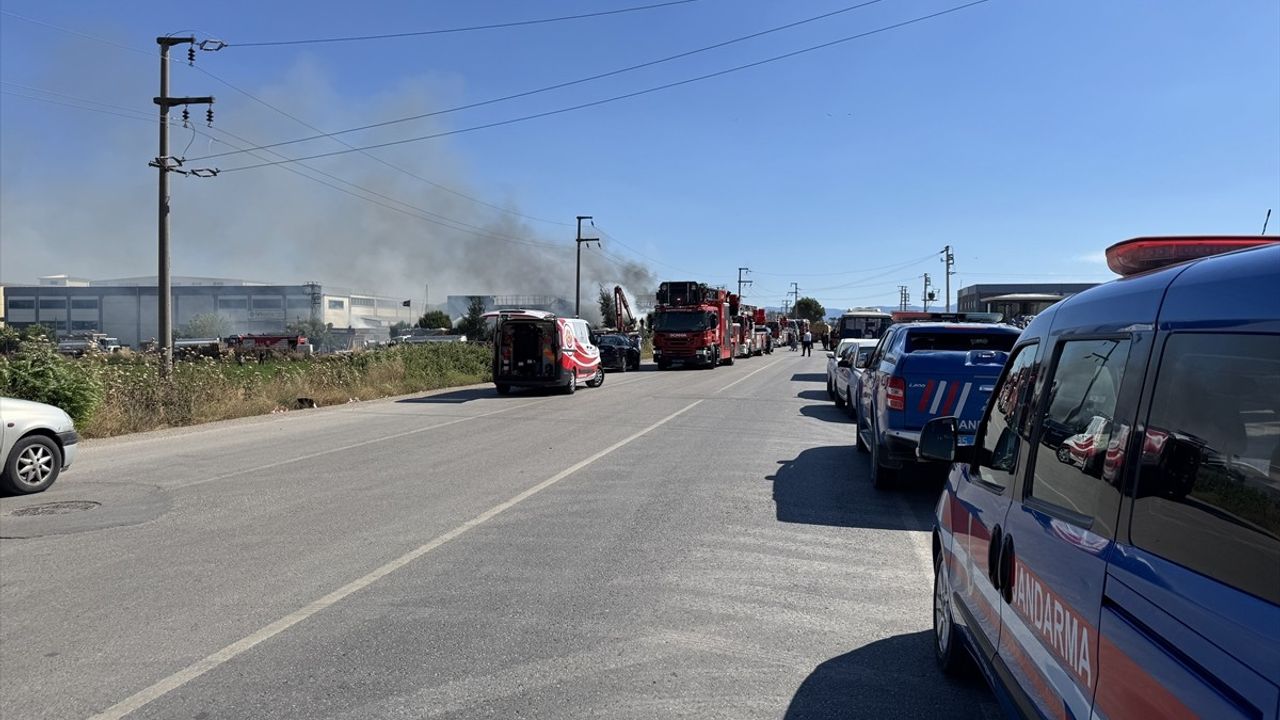 İzmir'de Sandalye Fabrikasında Yangın Kontrol Altına Alındı