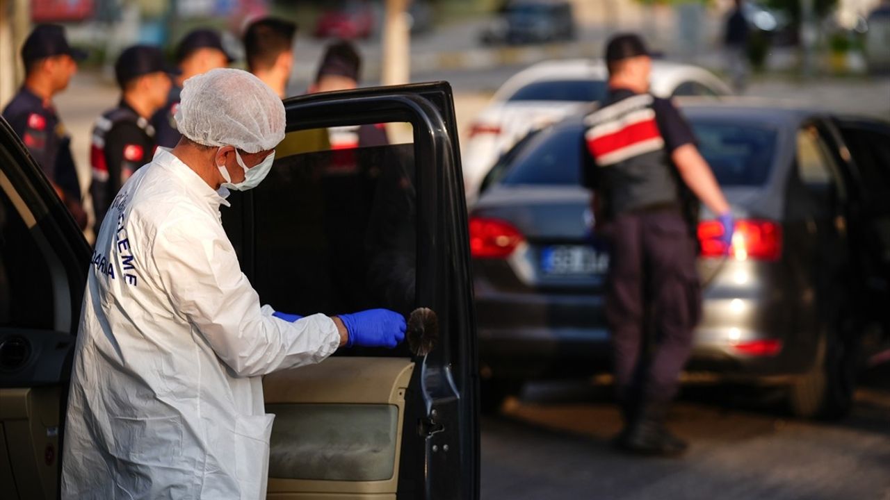 İzmir'de Seyir Halindeki Otomobile Silahlı Saldırı
