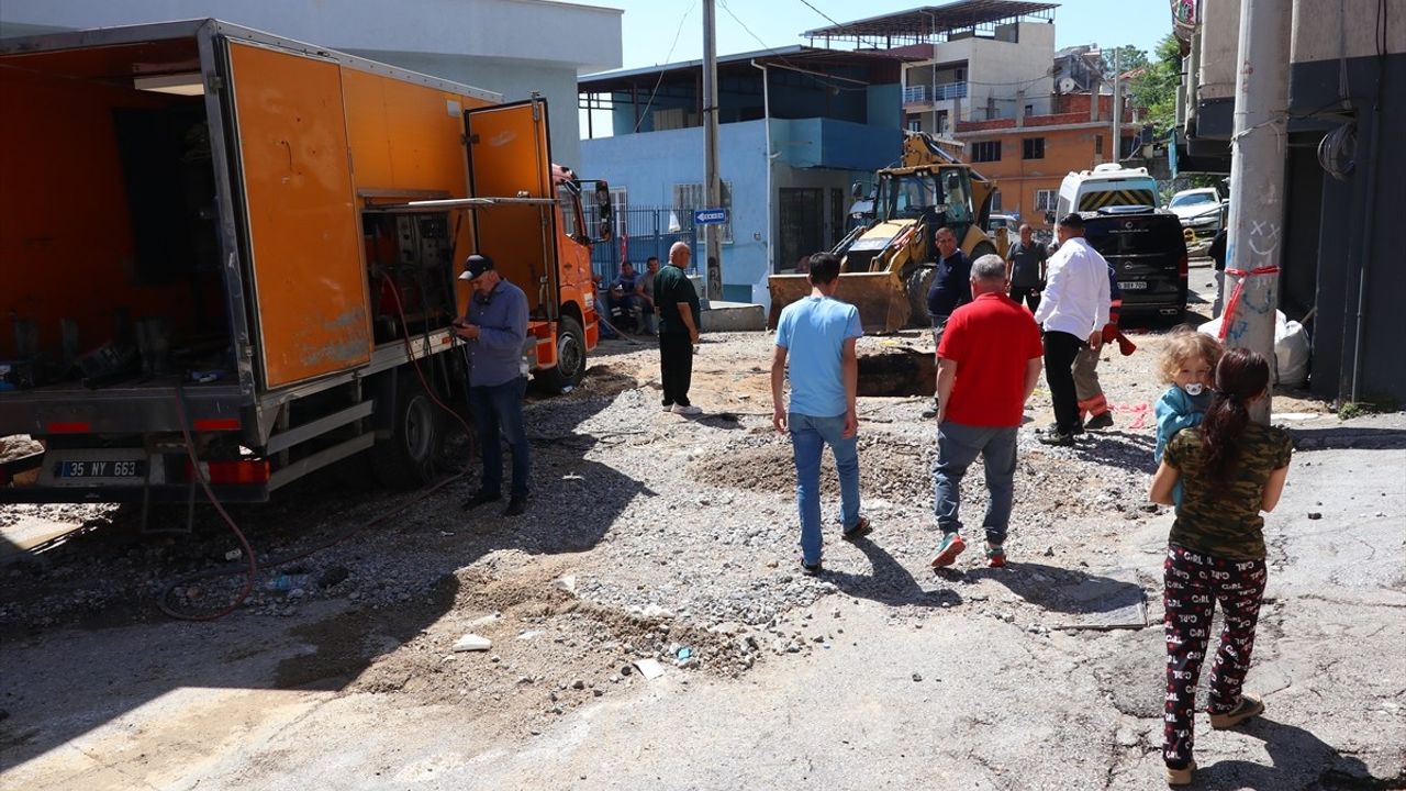 İzmir'de Su Borusu Patladı: Araçlar ve Evler Zarar Gördü