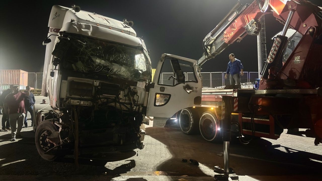 İzmir'de Tır Kazası: 2 Yaralı