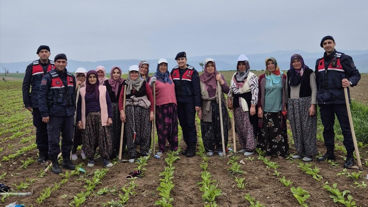 Jandarma Ekipleri, Vezirköprü'de Kadınları 1 Mayıs İçin Ziyaret Etti