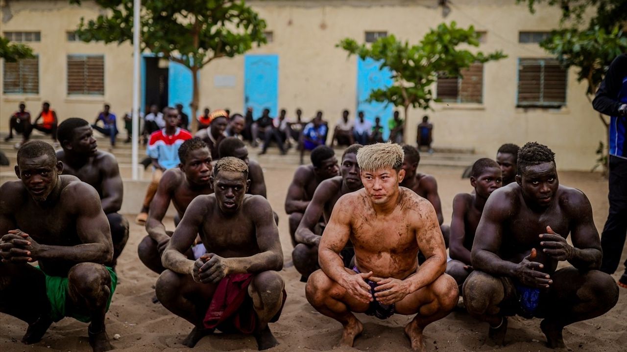 Japon Güreşçi Shogo Uozumi, Senegal’de Geleneksel ve Modern Güreşi Birlikte Öğreniyor