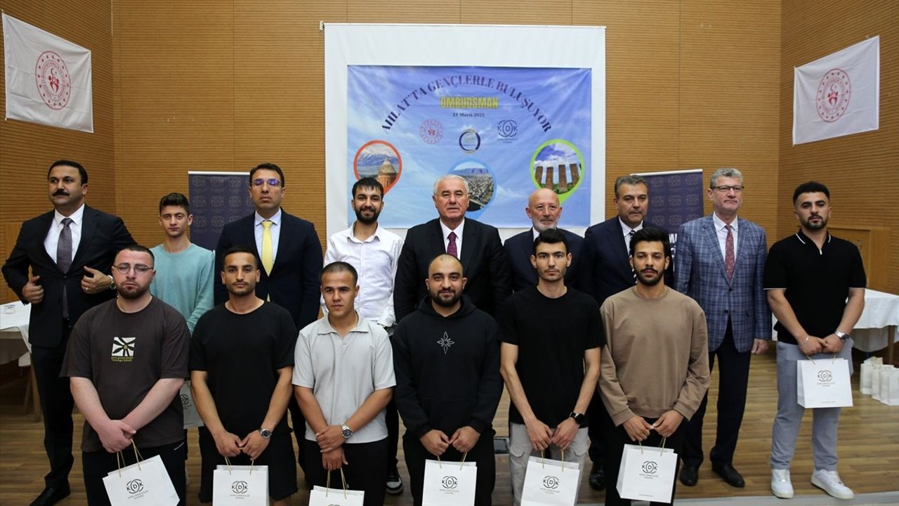 Kamu Başdenetçisi Akarca, Gençlerle Ahlat'ta Bir Araya Geldi