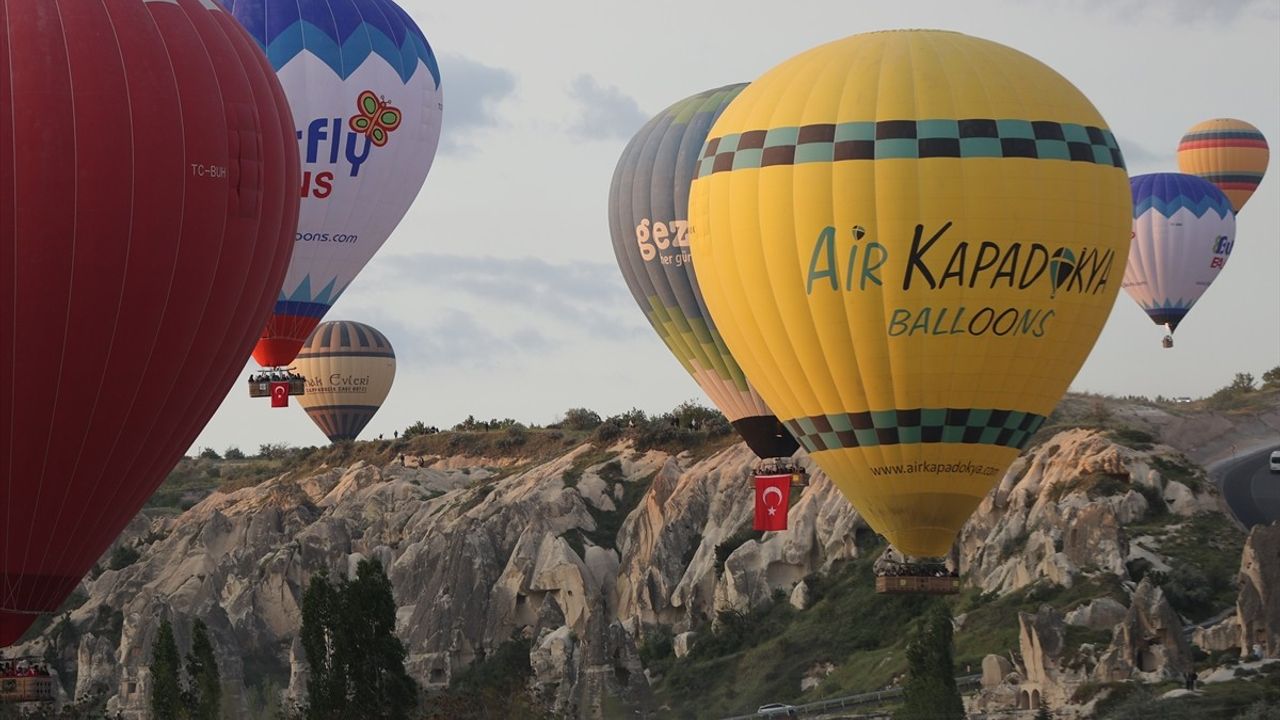 Kapadokya'da 19 Mayıs Coşkusu: Sıcak Hava Balonları Gökyüzünü Süsledi