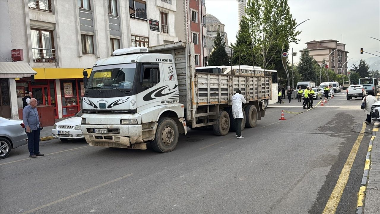 Karabük'te Kamyon Çarpması Sonucu Genç Kız Hayatını Kaybetti