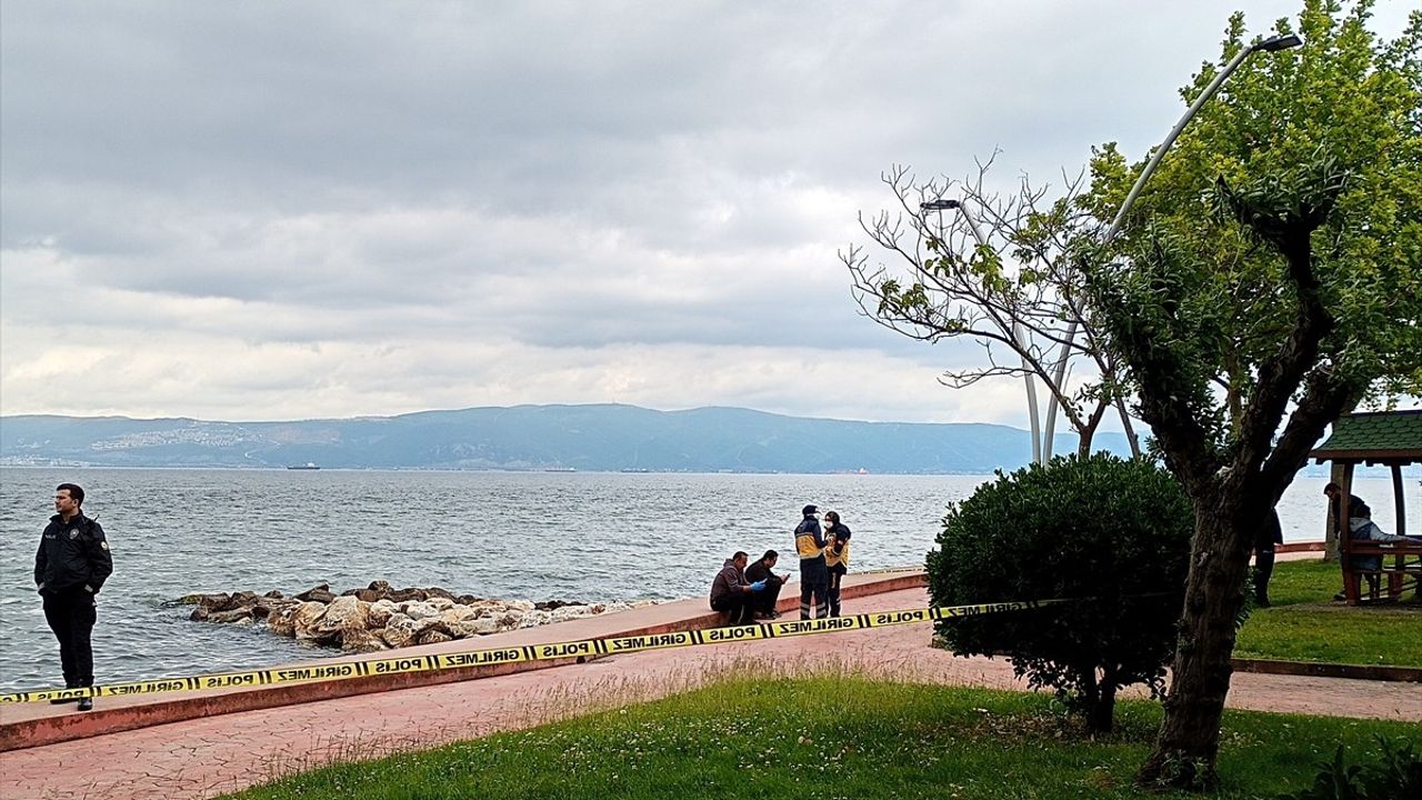Karamürsel'de Sahilde Erkek Cesedi Bulundu