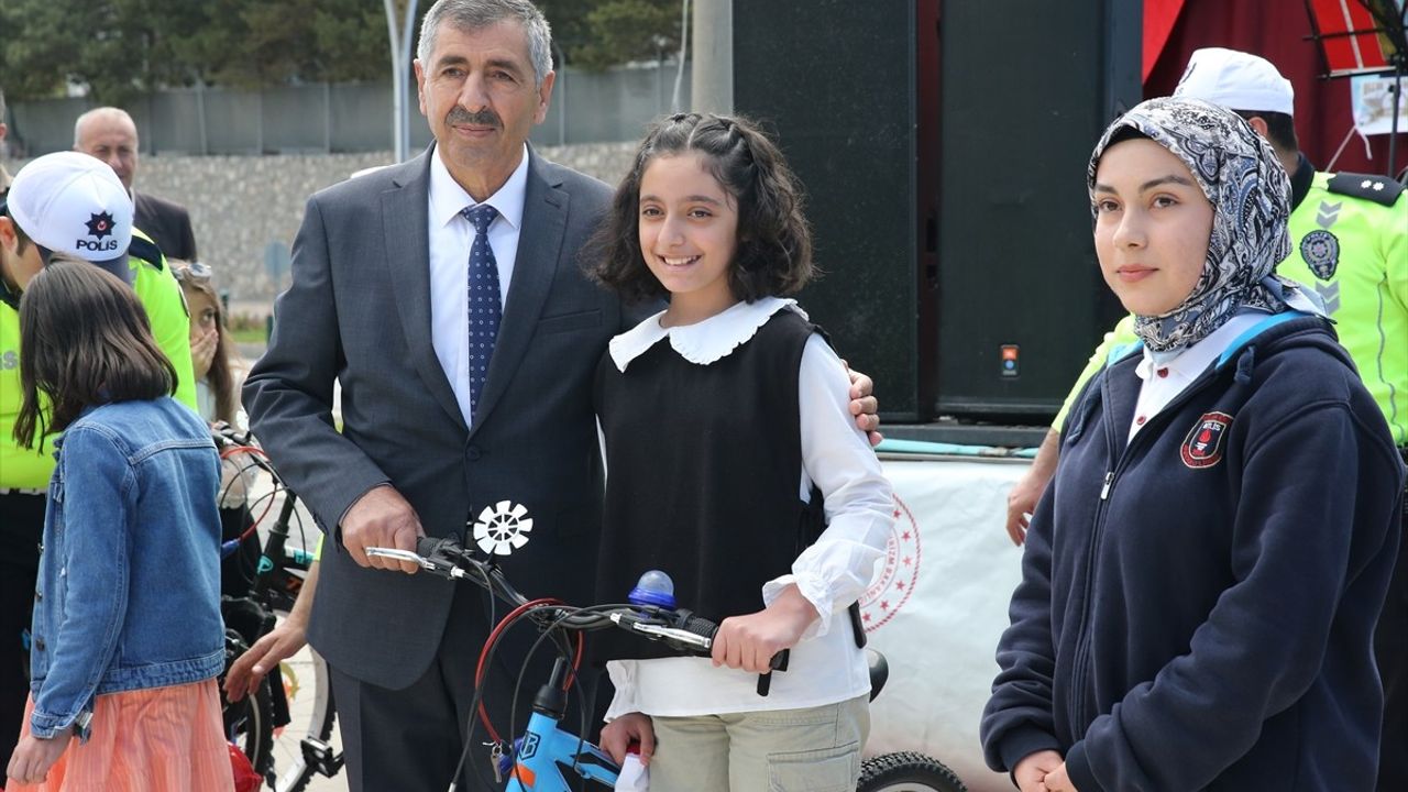 Karayolları Güvenliği ve Trafik Haftası Bitlis'te Coşkuyla Kutlandı