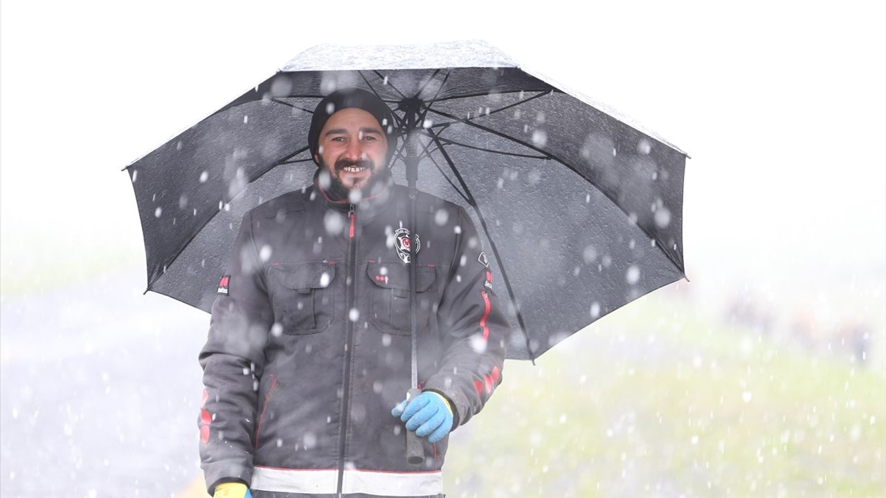 Kars Kırsalında Beklenmedik Kar Yağışı Besicileri Zor Durumda Bıraktı