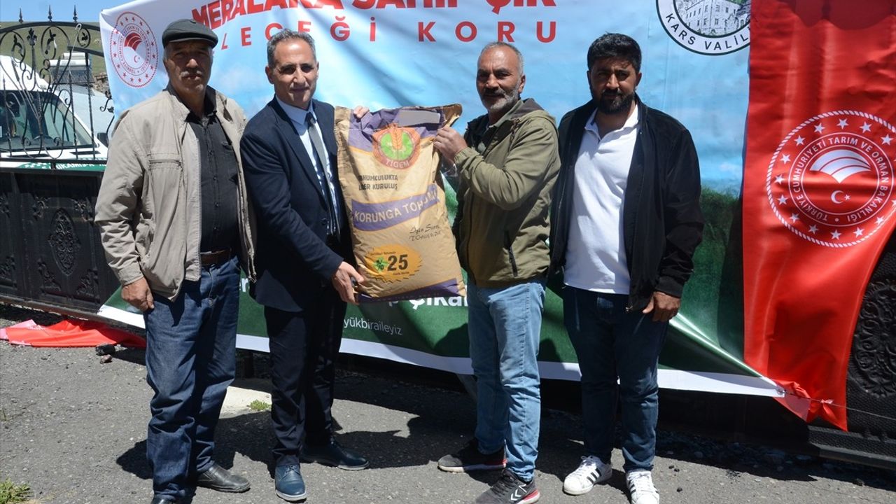 Kars'ta Çiftçilere Hibe Korunga Tohumu Dağıtımı