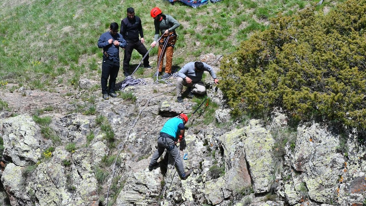 Kars'ta Doğa Yürüyüşü ve Kaya Tırmanışı Etkinliği