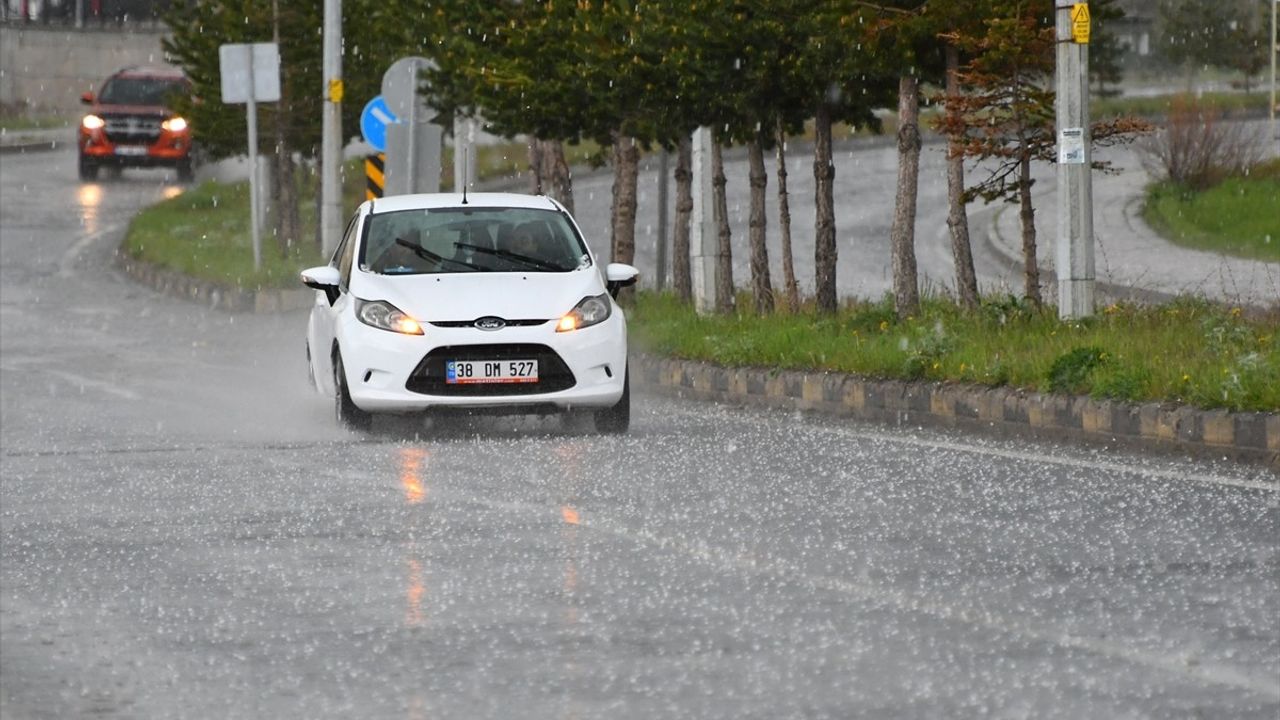 Kars'ta Dolu ve Sağanak Yağışlar Etkili Oldu