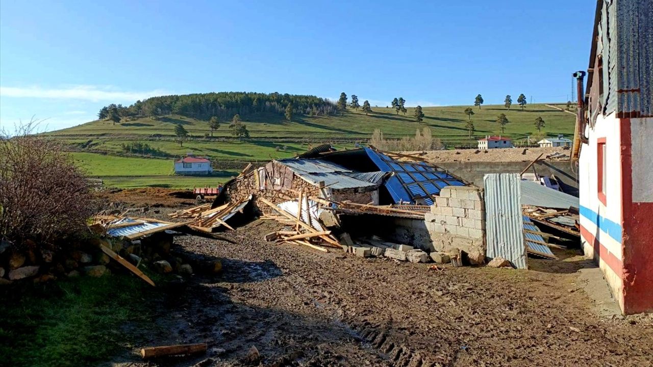 Kars'ta Fırtına ve Hortum Hasara Yol Açtı