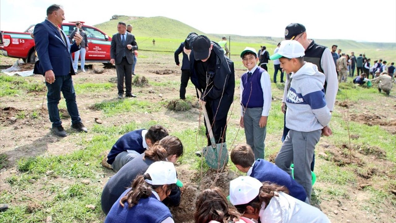 Kars'ta Örnek Meyve Bahçeleri Projesi Devam Ediyor