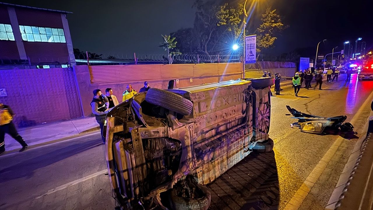 Kartal'da Kaldırıma Çarpan Otomobilde Kadın Kauçuk Kaybetti