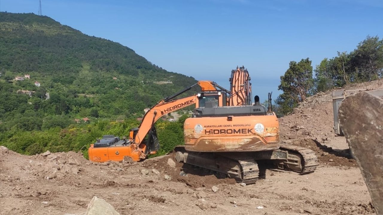 Kastamonu'da Heyelan Nedeniyle Cide-İnebolu Yolu Kapandı