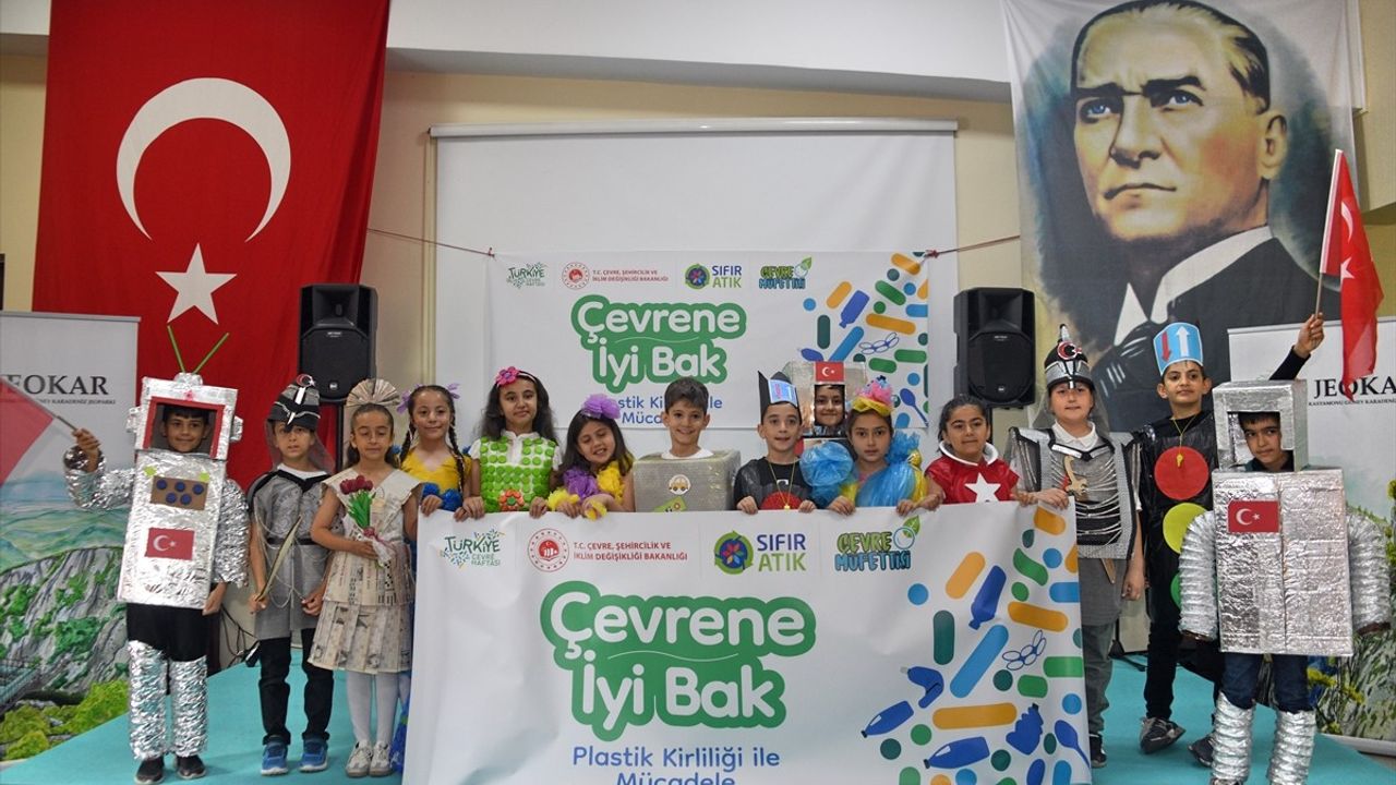 Kastamonu'da Öğrenciler Geri Dönüşüm Defilesi Düzenledi