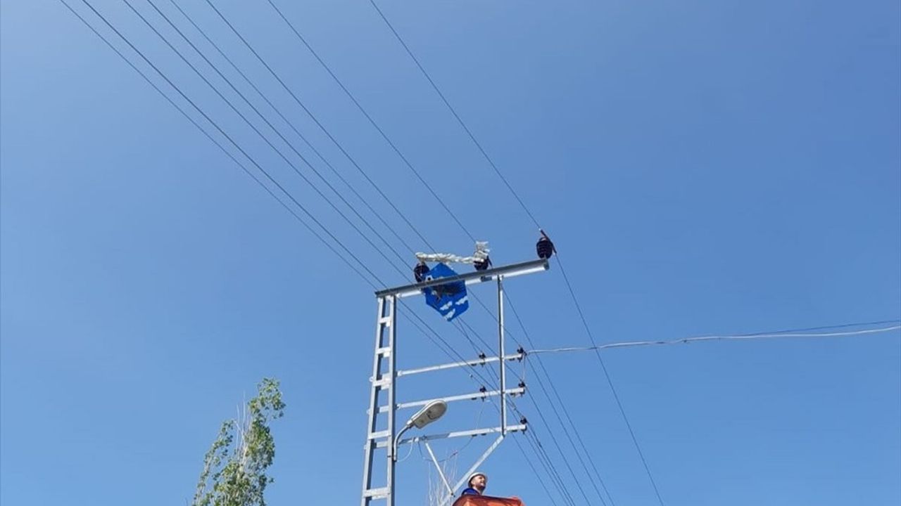 Kayseri'de Uçurtma Operasyonu: Elektrik Ekipleri Çocukların Yardımına Koştu