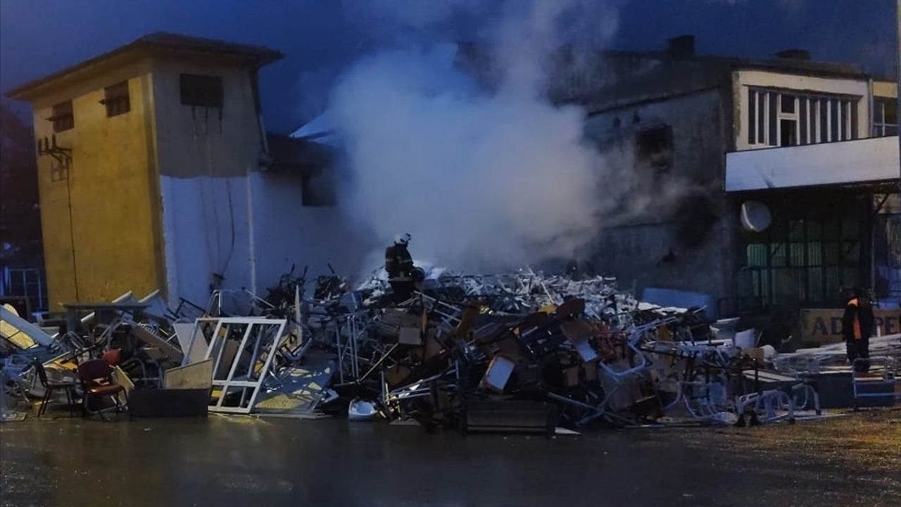 Kayseri'deki Hurdalıkta Yıldırım Yangını