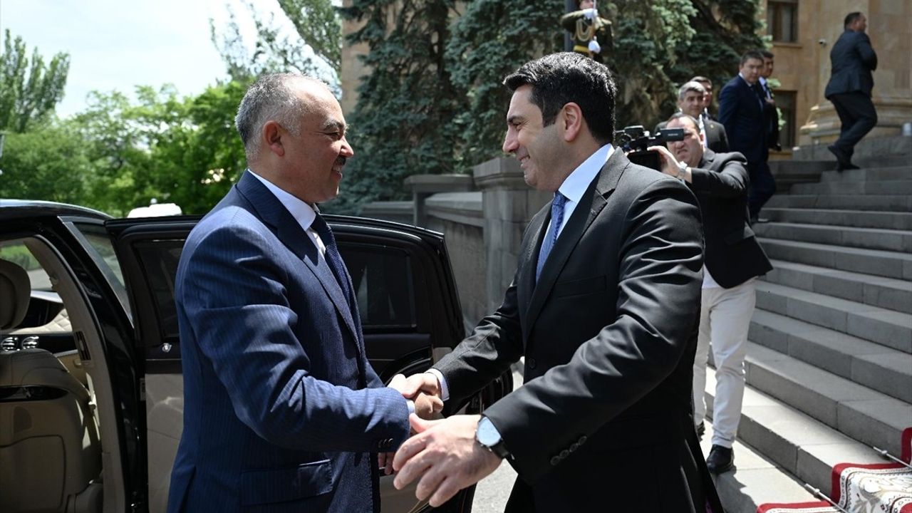 Kırgızistan, Azerbaycan ve Ermenistan Barışı İçin Müzakerelere Destek Veriyor
