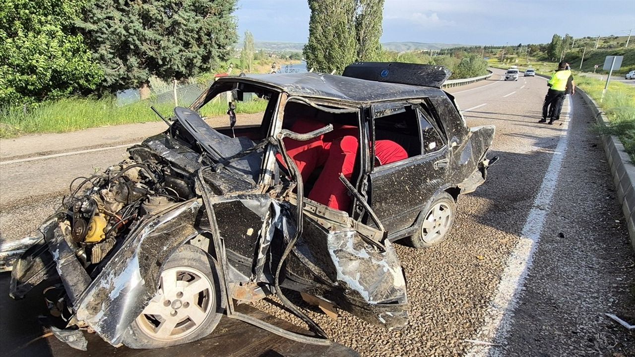 Kırıkkale'de Trafik Kazası: 1 Ölü, 2 Yaralı