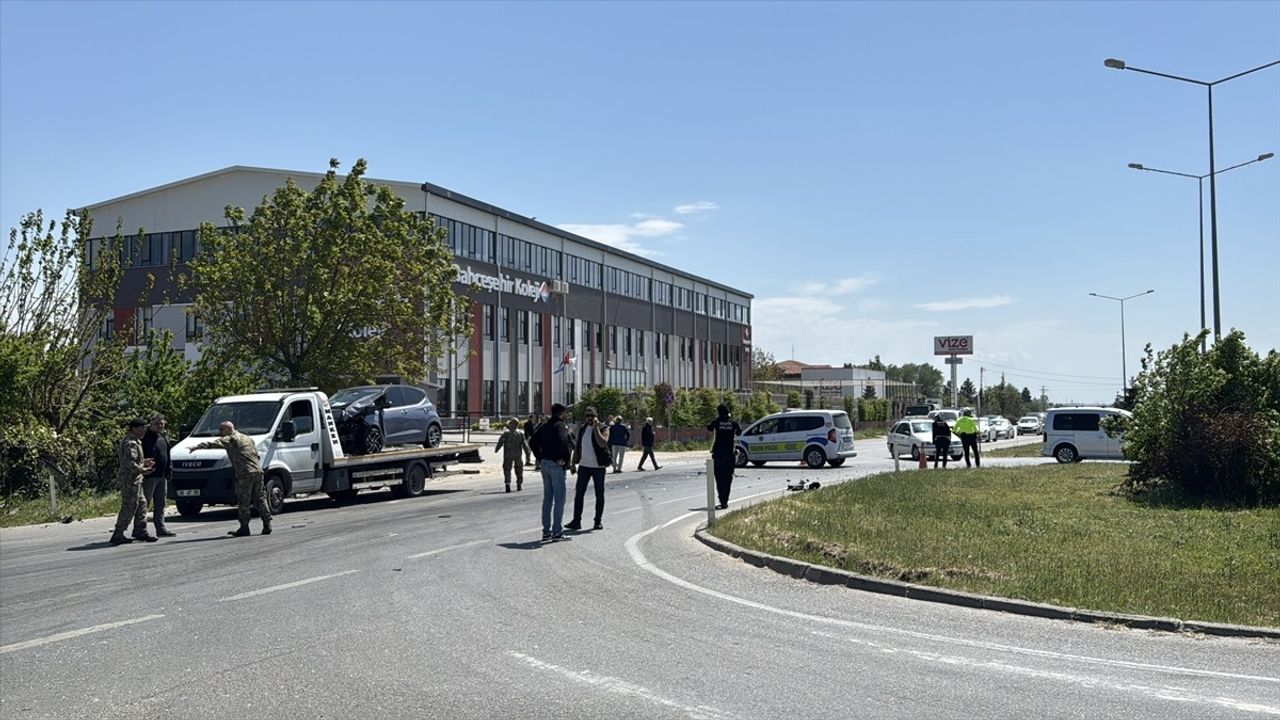 Kırklareli'nde Askeri Araç ve Otomobil Çarpıştı
