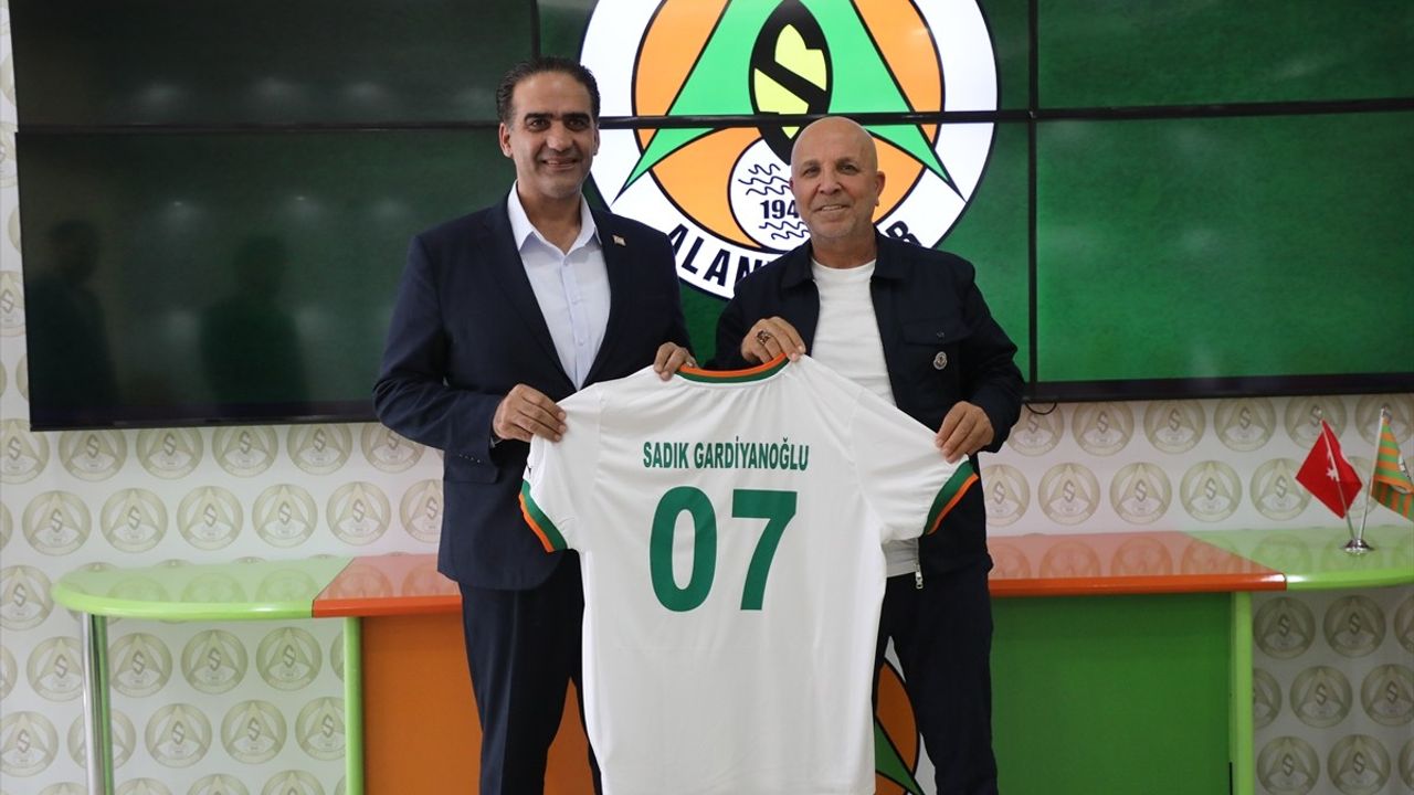 KKTC Bakanı Sadık Gardiyanoğlu, Alanyaspor'un Başkanı Çavuşoğlu'na Taziye Ziyareti Gerçekleştirdi