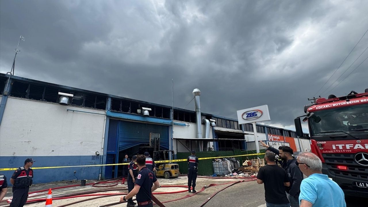 Kocaeli'de Boya Fabrikasında Yangın Kontrol Altına Alındı