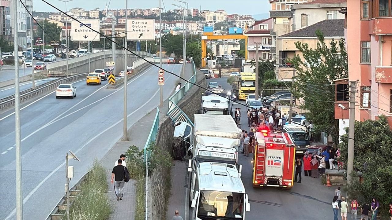 Kocaeli'de İstinat Duvarından Düşen Otomobil Asılı Kaldı