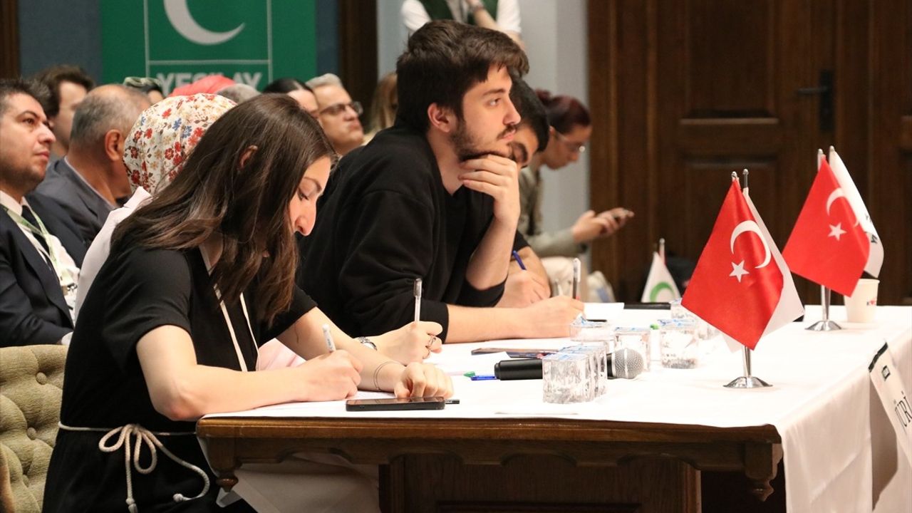 Kocaeli'de Yeşilay Liseler Arası Münazara Turnuvası Finali Düzenlendi
