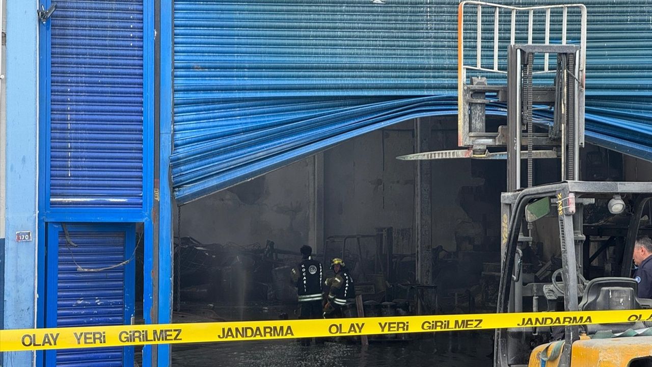 Kocaeli'deki Boya Fabrikası Yangını Kontrol Altına Alındı