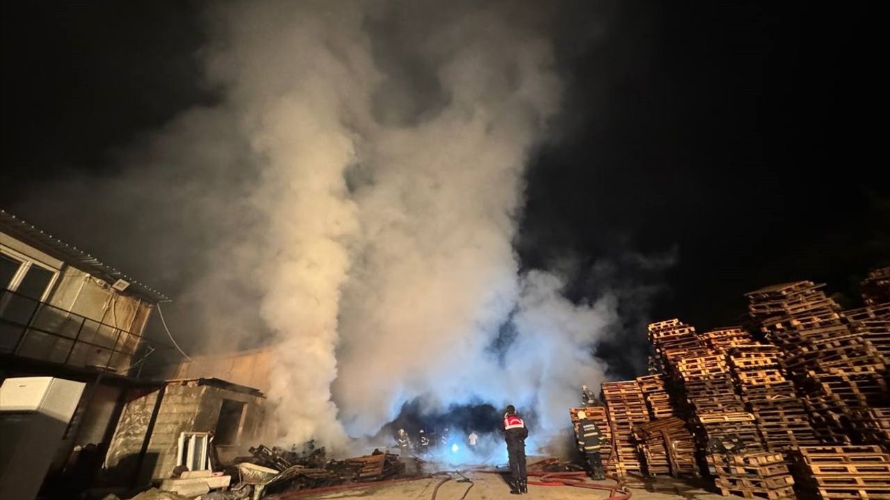 Kocaeli'deki Palet Deposunda Yangın Kontrol Altına Alındı