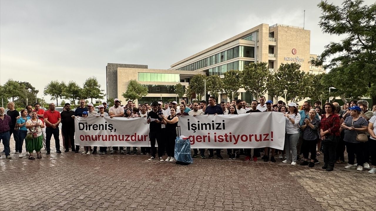 Konyaaltı Belediyesi'nde İşten Çıkarılan Çalışanlar Eylem Düzenledi