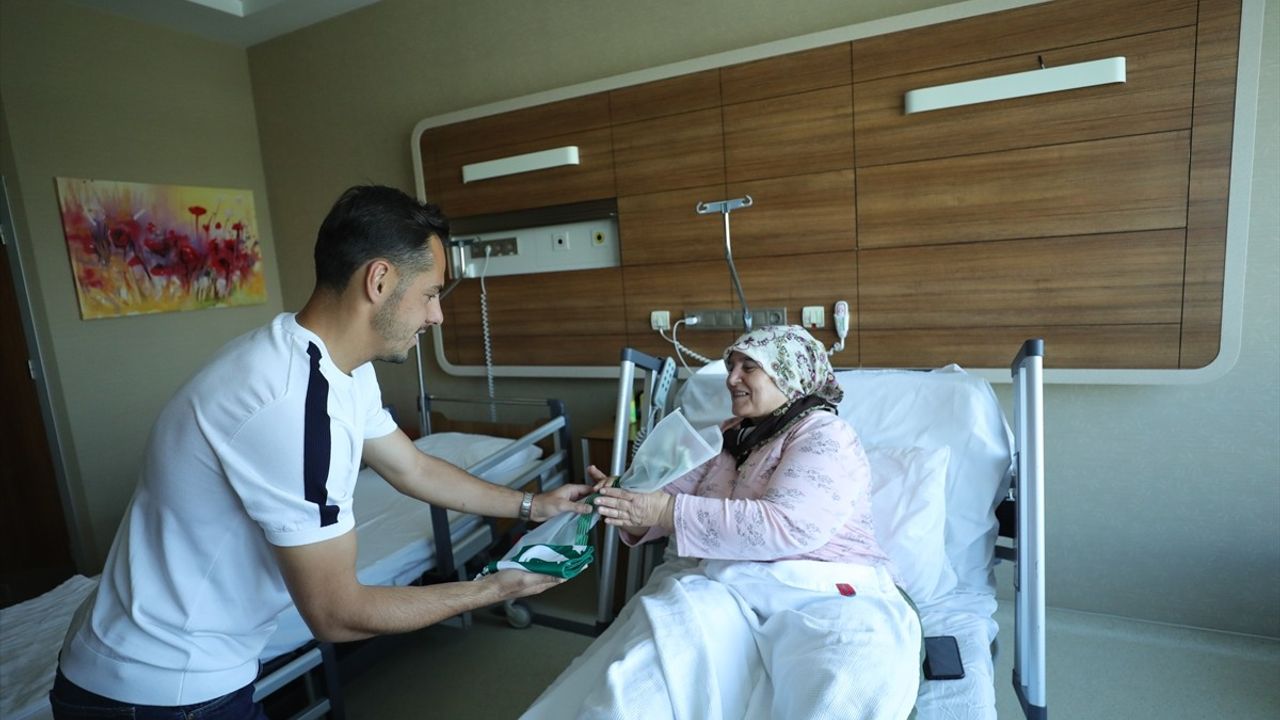 Konyasporlu Futbolcular Anneler Günü'nde Annelere Ziyaretler Gerçekleştirdi