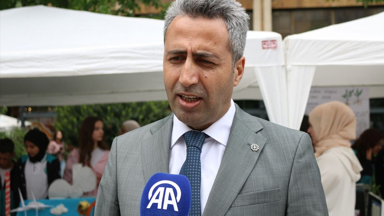 Kosova'da Bilim Fuarı: Öğrenciler Yeteneklerini Sergiledi