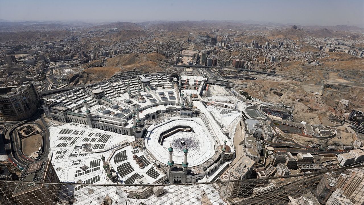 Kraliyet Saat Kulesi'nden Kabe'nin Görüntüsü