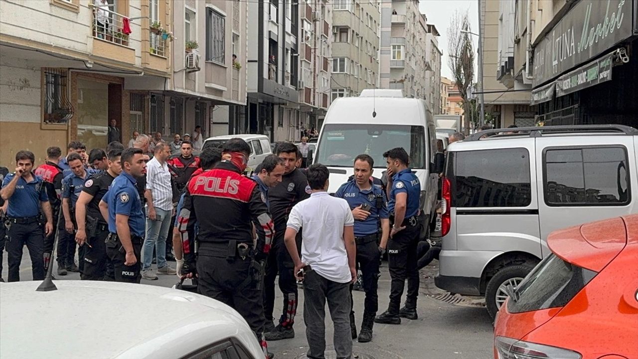 Küçükçekmece'de Polise Bıçaklı Saldırı Girişimi