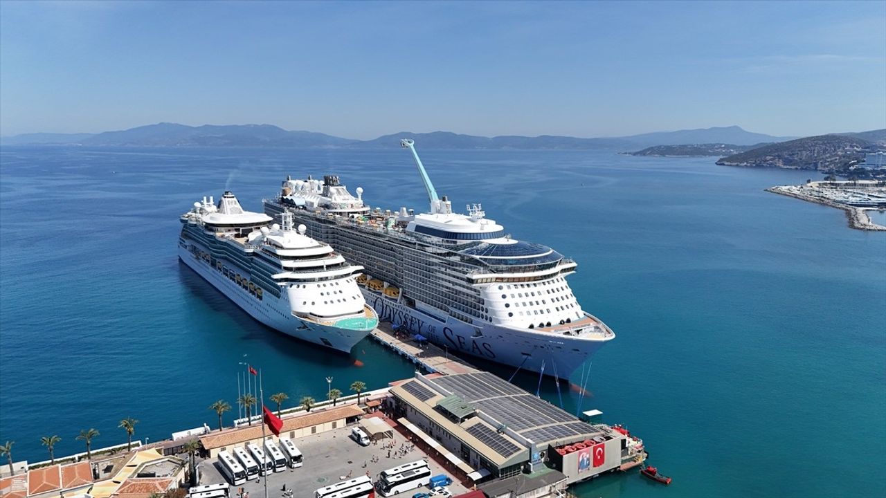 Kuşadası'na 8.507 Turistle İki Kruvaziyer Gelişi